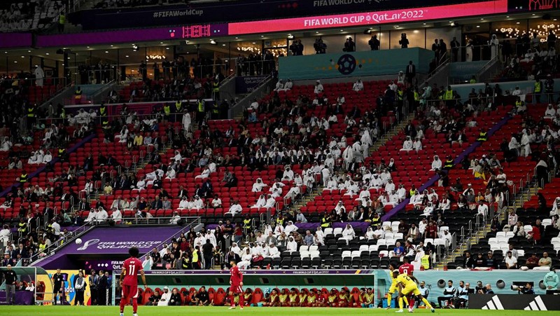 Sepi penonton pada pertadingan perdana grup A Piala Dunia antara Qatar dan Ekuador di Stadion Al Bayt di Al Khor, Qatar, Minggu, (20/11/2022). (REUTERS/DYLAN MARTINEZ)