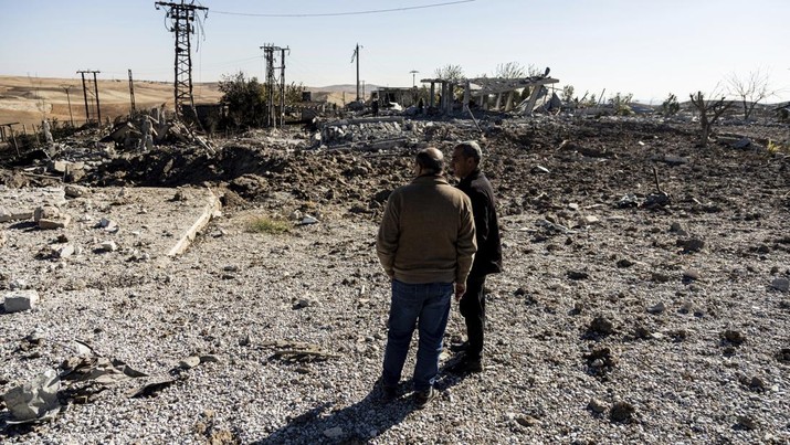 Serangan udara yang diluncurkan oleh Turki telah menghantam beberapa kota di Suriah utara, termasuk Kota Kobane pada Sabtu malam (19/11) waktu setempat. (AP/Baderkhan Ahmad) Serangan udara yang diluncurkan oleh Turki telah menghantam beberapa kota di Suriah utara, termasuk Kota Kobane pada Sabtu malam (19/11) waktu setempat. (AP/Baderkhan Ahmad)