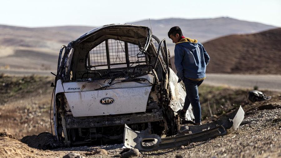 Serangan udara yang diluncurkan oleh Turki telah menghantam beberapa kota di Suriah utara, termasuk Kota Kobane pada Sabtu malam (19/11) waktu setempat. (AP/Baderkhan Ahmad)