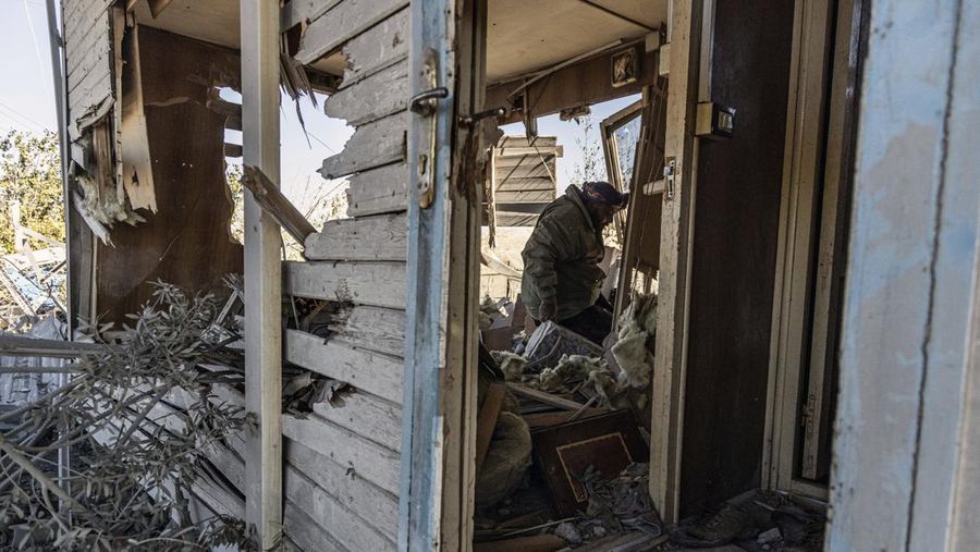 Serangan udara yang diluncurkan oleh Turki telah menghantam beberapa kota di Suriah utara, termasuk Kota Kobane pada Sabtu malam (19/11) waktu setempat. (Anadolu Agency via Getty Images/Anadolu Agency)