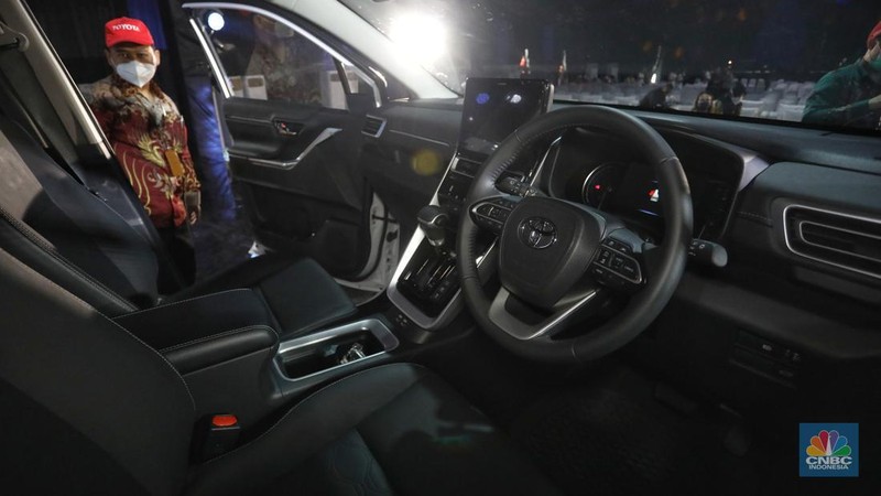 Toyota All New Kijang Innova Zenix yang baru diluncurkan di kawasan KIIC, Karawang, Jawa Barat, Senin (21/11/2022). (CNBC Indonesia/Andrean Kristianto)