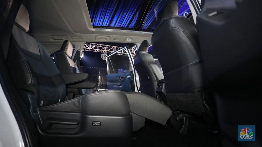 Toyota All New Kijang Innova Zenix yang baru diluncurkan di kawasan KIIC, Karawang, Jawa Barat, Senin (21/11/2022). (CNBC Indonesia/Andrean Kristianto)