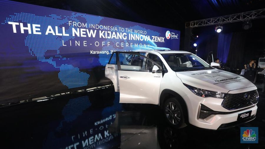 Toyota All New Kijang Innova Zenix yang baru diluncurkan di kawasan KIIC, Karawang, Jawa Barat, Senin (21/11/2022). (CNBC Indonesia/Andrean Kristianto)