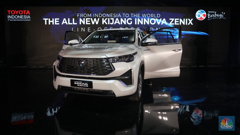 Toyota All New Kijang Innova Zenix yang baru diluncurkan di kawasan KIIC, Karawang, Jawa Barat, Senin (21/11/2022). (CNBC Indonesia/Andrean Kristianto) Toyota All New Kijang Innova Zenix yang baru diluncurkan di kawasan KIIC, Karawang, Jawa Barat, Senin (21/11/2022). (CNBC Indonesia/Andrean Kristianto)