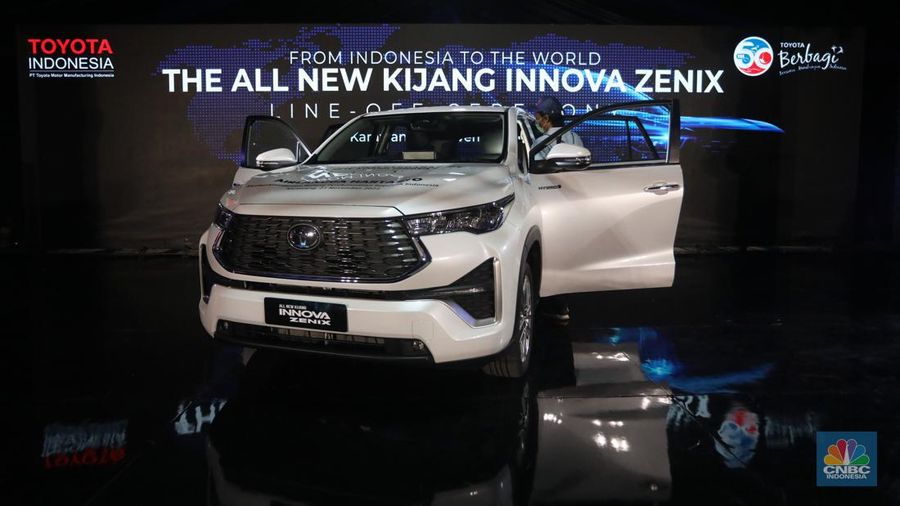 Toyota All New Kijang Innova Zenix yang baru diluncurkan di kawasan KIIC, Karawang, Jawa Barat, Senin (21/11/2022). (CNBC Indonesia/Andrean Kristianto)