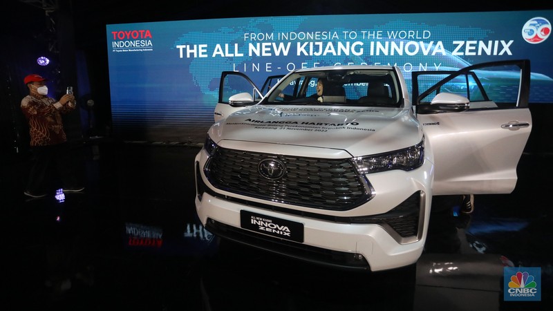 Toyota All New Kijang Innova Zenix yang baru diluncurkan di kawasan KIIC, Karawang, Jawa Barat, Senin (21/11/2022). (CNBC Indonesia/Andrean Kristianto)