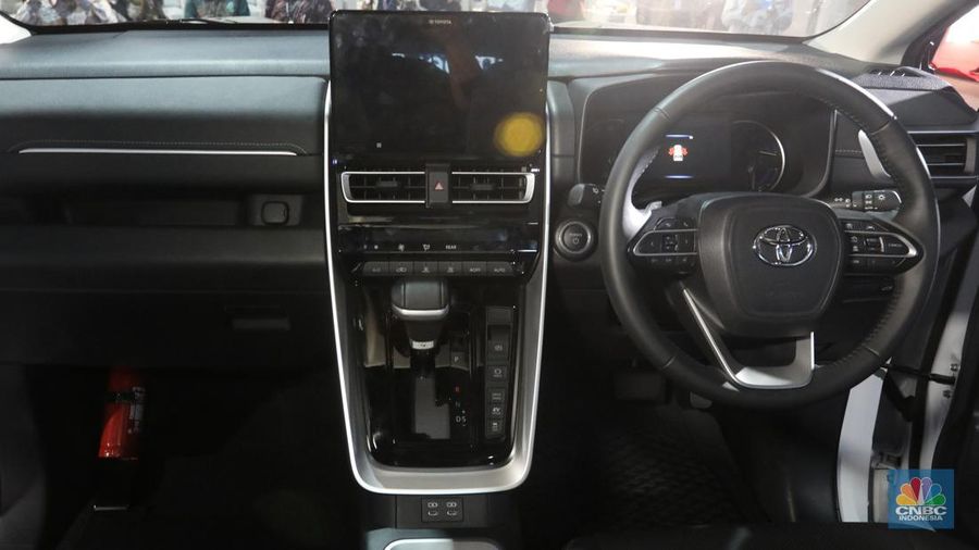 Toyota All New Kijang Innova Zenix yang baru diluncurkan di kawasan KIIC, Karawang, Jawa Barat, Senin (21/11/2022). (CNBC Indonesia/Andrean Kristianto)