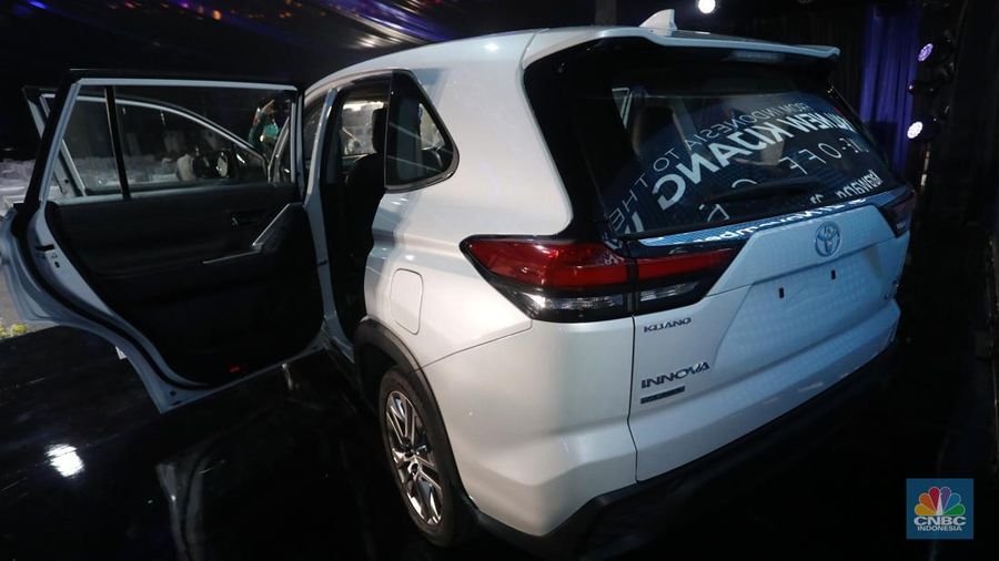 Toyota All New Kijang Innova Zenix yang baru diluncurkan di kawasan KIIC, Karawang, Jawa Barat, Senin (21/11/2022). (CNBC Indonesia/Andrean Kristianto)