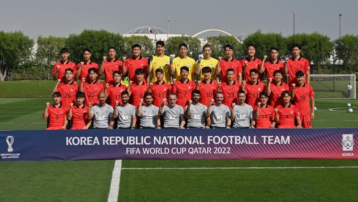 South Korea's national football team coaching staff and players pose for a group photo before a training session at Al Egla Training Site 5 in Doha on November 16, 2022, ahead of the Qatar 2022 World Cup football tournament. (Photo by Jung Yeon-je / AFP) (Photo by JUNG YEON-JE/AFP via Getty Images)