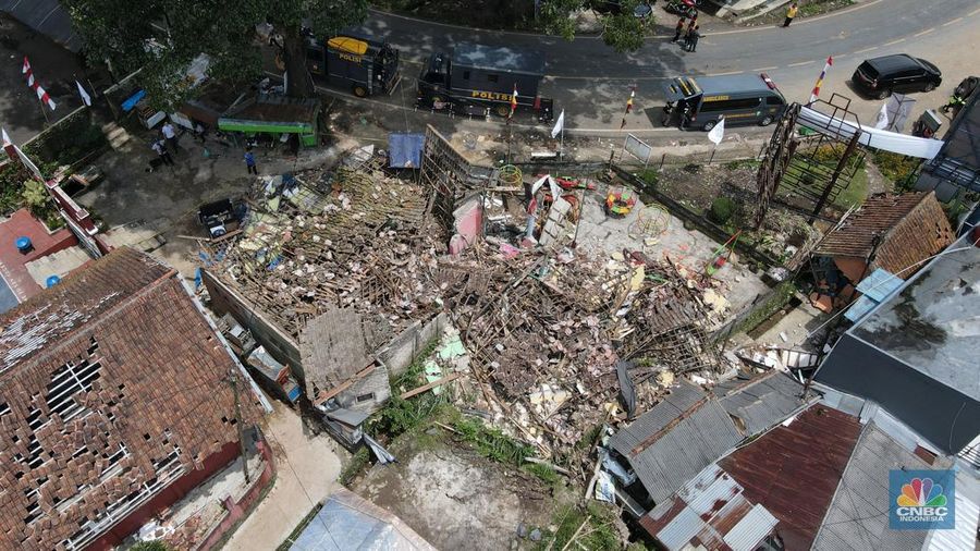 Warga tidur di rumah yang rusak akibat guncangan gempa berkekuatan 5,6 magnitudo (M) di Kampung Cijedil, desa Cijedil, Kecamatan Cugenang, Cianjur, Selasa (22/11/2022). (CNBC Indonesia/Andrean Kristianto)