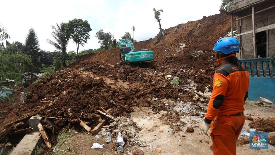 Alat berat mencari korban jiwa yang rumahnya rata dengan timbunan longsor di kawasan Cugenang, Kabupaten Cianjur, Selasa (22/11/2022). Perkampungan tersebut tertimbun material tebing yang longsor akibat guncangan gempa berkekuatan 5,6 magnitudo (M). (CNBC Indonesia/Andrean Kristianto)