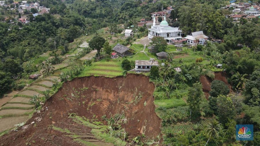 Alat berat mencari korban jiwa yang rumahnya rata dengan timbunan longsor di kawasan Cugenang, Kabupaten Cianjur, Selasa (22/11/2022). Perkampungan tersebut tertimbun material tebing yang longsor akibat guncangan gempa berkekuatan 5,6 magnitudo (M). (CNBC Indonesia/Andrean Kristianto)