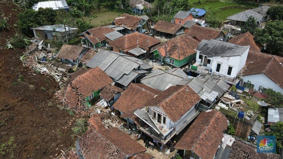 Alat berat mencari korban jiwa yang rumahnya rata dengan timbunan longsor di kawasan Cugenang, Kabupaten Cianjur, Selasa (22/11/2022). Perkampungan tersebut tertimbun material tebing yang longsor akibat guncangan gempa berkekuatan 5,6 magnitudo (M). (CNBC Indonesia/Andrean Kristianto)