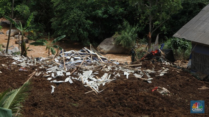 Warga tidur di rumah yang rusak akibat guncangan gempa berkekuatan 5,6 magnitudo (M) di Kampung Cijedil, desa Cijedil, Kecamatan Cugenang, Cianjur, Selasa (22/11/2022). (CNBC Indonesia/Andrean Kristianto)