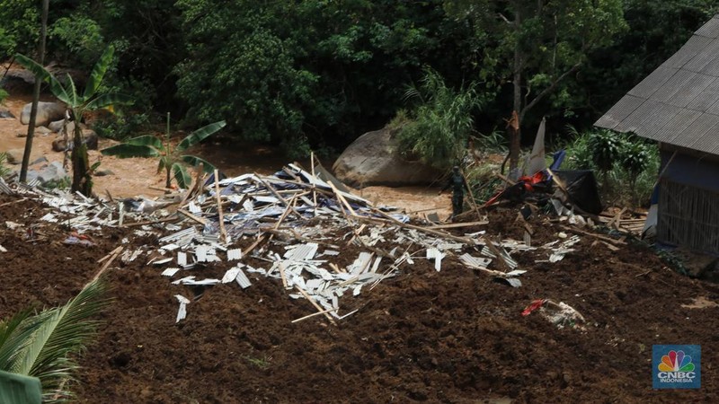 Warga tidur di rumah yang rusak akibat guncangan gempa berkekuatan 5,6 magnitudo (M) di Kampung Cijedil, desa Cijedil, Kecamatan Cugenang, Cianjur, Selasa (22/11/2022). (CNBC Indonesia/Andrean Kristianto)