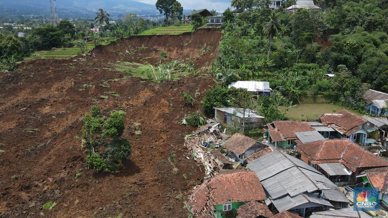Kepala Badan Meteorologi Klimatologi dan Geofisika (BMKG) Dwikorita Karnawati melakukan survey untuk tracing jejak patahan dan pengukuran retakan di lokasi yang diperkirakan sebagai epicenter gempa bumi Cianjur, (5-8 Desember 2022). (Dok: BMKG)