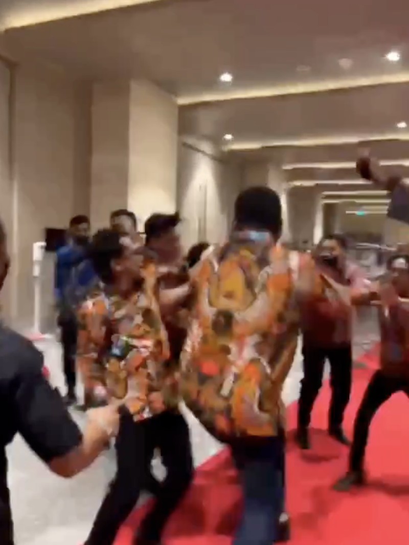 Baku hantam diacara HIPMI, Solo, Senin (21/22/2022). (Tangkapan layar Instragram @suryoprabowo2011)