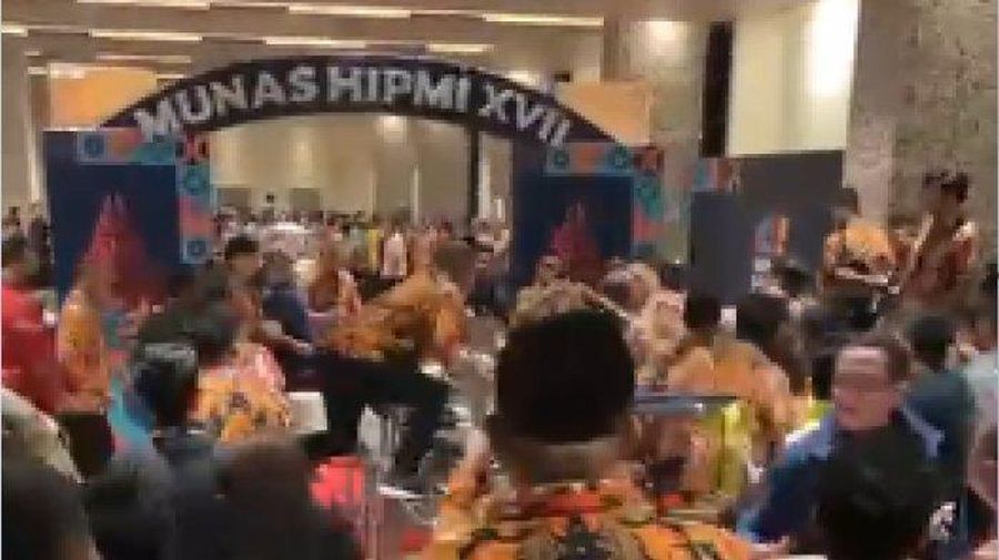 Baku hantam diacara HIPMI, Solo, Senin (21/22/2022). (Tangkapan layar Instragram @suryoprabowo2011)