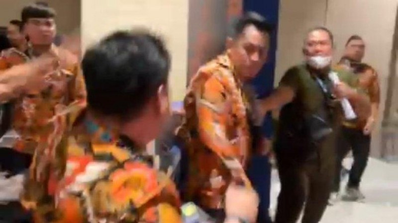 Baku hantam diacara HIPMI, Solo, Senin (21/22/2022). (Tangkapan layar Instragram @suryoprabowo2011)