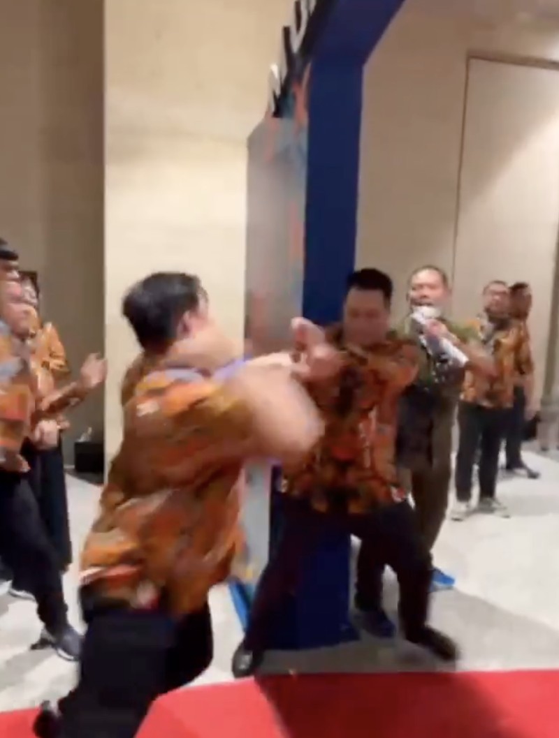 Baku hantam diacara HIPMI, Solo, Senin (21/22/2022). (Tangkapan layar Instragram @suryoprabowo2011)