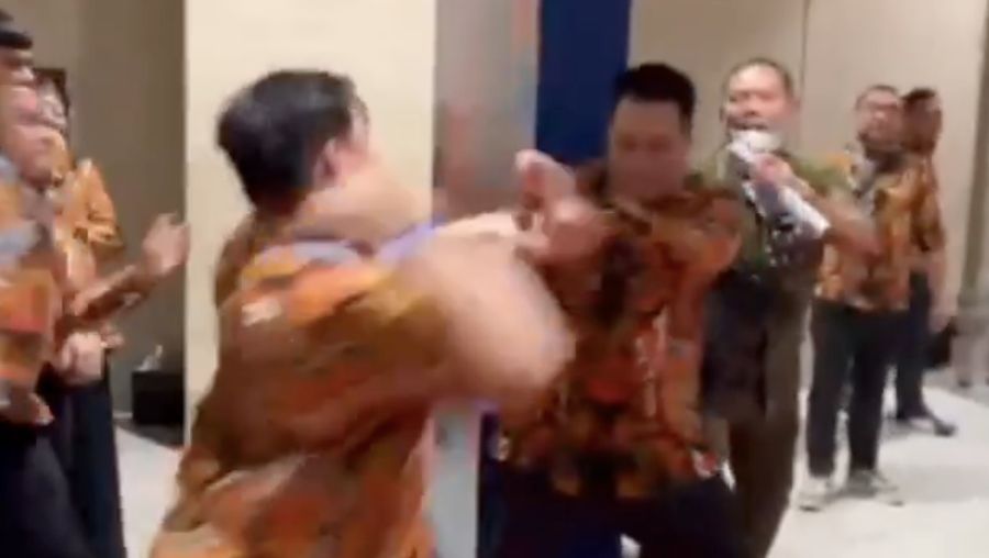 Baku hantam diacara HIPMI, Solo, Senin (21/22/2022). (Tangkapan layar Instragram @suryoprabowo2011)