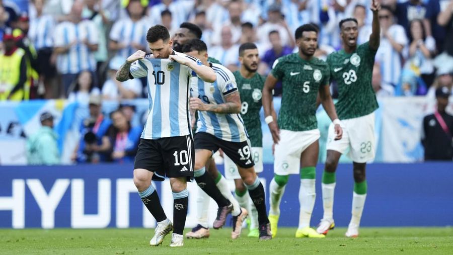 Lionel Messi dari Argentina selama pertandingan Piala Dunia FIFA Qatar 2022 Grup C antara Argentina dan Arab Saudi di Stadion Lusail pada 22 November 2022 di Lusail City, Qatar. (Photo by Richard Sellers/Getty Images)