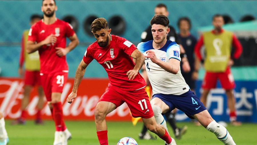 Iran bersaing memperebutkan bola selama pertandingan Grup B Piala Dunia FIFA Qatar 2022 antara Inggris dan IR Iran di Stadion Internasional Khalifa pada 21 November 2022 di Doha, Qatar. (VCG via Getty Images)