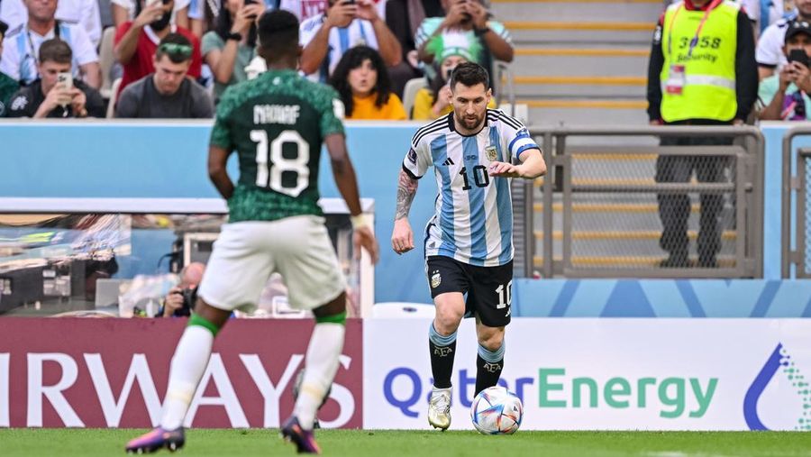 Lionel Messi dari Argentina selama pertandingan Piala Dunia FIFA Qatar 2022 Grup C antara Argentina dan Arab Saudi di Stadion Lusail pada 22 November 2022 di Lusail City, Qatar. (Photo by Richard Sellers/Getty Images)