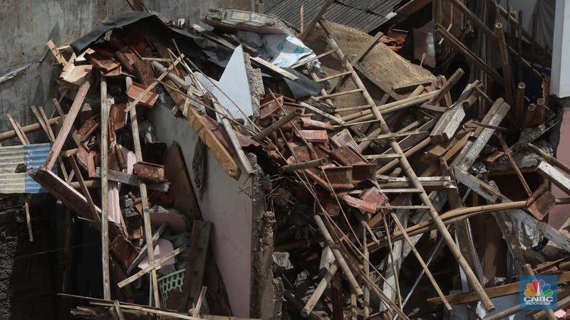 Warga tidur di rumah yang rusak akibat guncangan gempa berkekuatan 5,6 magnitudo (M) di Kampung Cijedil, desa Cijedil, Kecamatan Cugenang, Cianjur, Selasa (22/11/2022). Warga tidur di rumah yang rusak akibat guncangan gempa berkekuatan 5,6 magnitudo (M) di Kampung Cijedil, desa Cijedil, Kecamatan Cugenang, Cianjur, Selasa (22/11/2022). (CNBC Indonesia/Andrean Kristianto)
