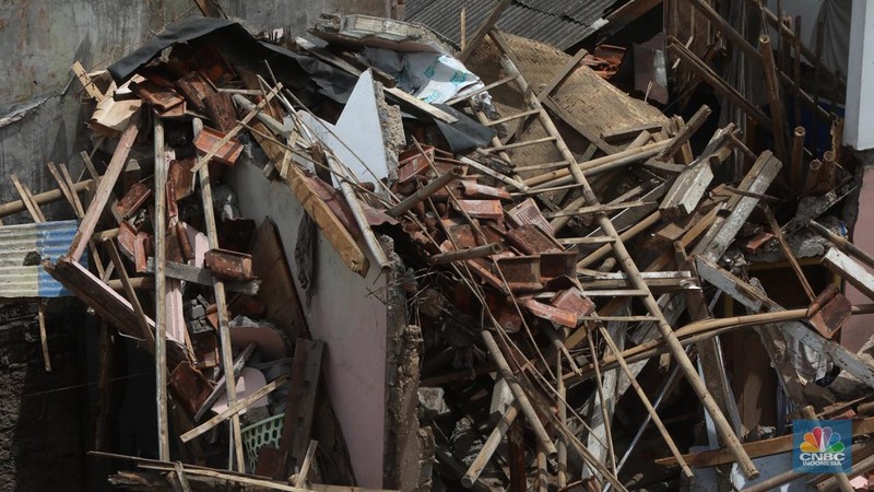 Warga tidur di rumah yang rusak akibat guncangan gempa berkekuatan 5,6 magnitudo (M) di Kampung Cijedil, desa Cijedil, Kecamatan Cugenang, Cianjur, Selasa (22/11/2022). (CNBC Indonesia/Andrean Kristianto)