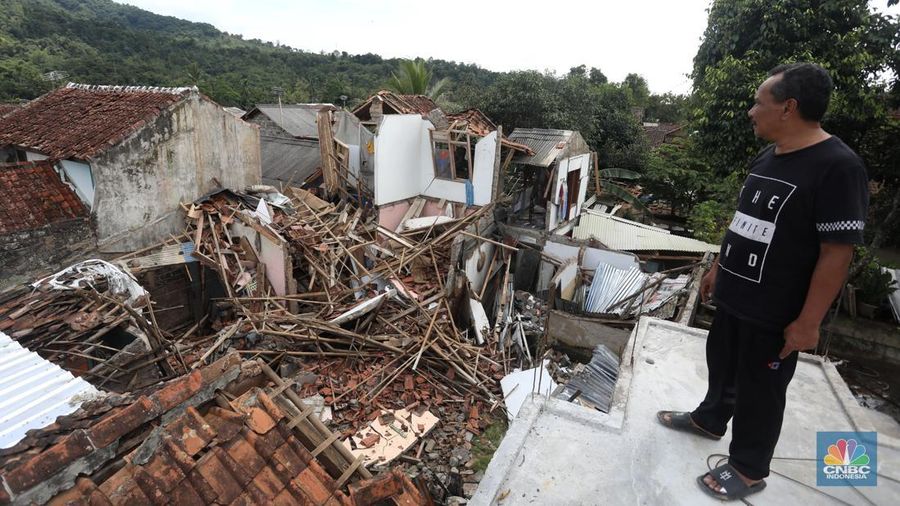 Kepala Badan Meteorologi Klimatologi dan Geofisika (BMKG) Dwikorita Karnawati melakukan survey untuk tracing jejak patahan dan pengukuran retakan di lokasi yang diperkirakan sebagai epicenter gempa bumi Cianjur, (5-8 Desember 2022). (Dok: BMKG)