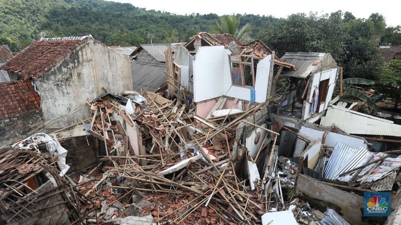 Alat berat mencari korban jiwa yang rumahnya rata dengan timbunan longsor di kawasan Cugenang, Kabupaten Cianjur, Selasa (22/11/2022). Perkampungan tersebut tertimbun material tebing yang longsor akibat guncangan gempa berkekuatan 5,6 magnitudo (M). (CNBC Indonesia/Andrean Kristianto)