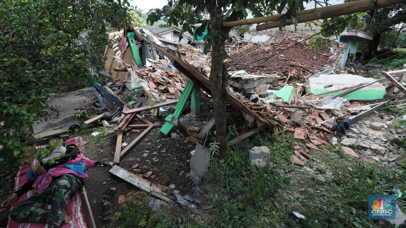 Alat berat mencari korban jiwa yang rumahnya rata dengan timbunan longsor di kawasan Cugenang, Kabupaten Cianjur, Selasa (22/11/2022). Perkampungan tersebut tertimbun material tebing yang longsor akibat guncangan gempa berkekuatan 5,6 magnitudo (M). (CNBC Indonesia/Andrean Kristianto)
