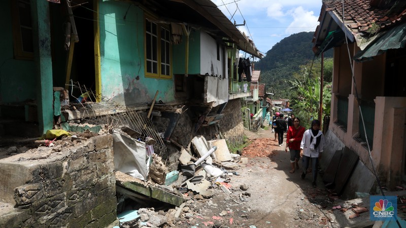 Warga tidur di rumah yang rusak akibat guncangan gempa berkekuatan 5,6 magnitudo (M) di Kampung Cijedil, desa Cijedil, Kecamatan Cugenang, Cianjur, Selasa (22/11/2022). Warga tidur di rumah yang rusak akibat guncangan gempa berkekuatan 5,6 magnitudo (M) di Kampung Cijedil, desa Cijedil, Kecamatan Cugenang, Cianjur, Selasa (22/11/2022). (CNBC Indonesia/Andrean Kristianto)