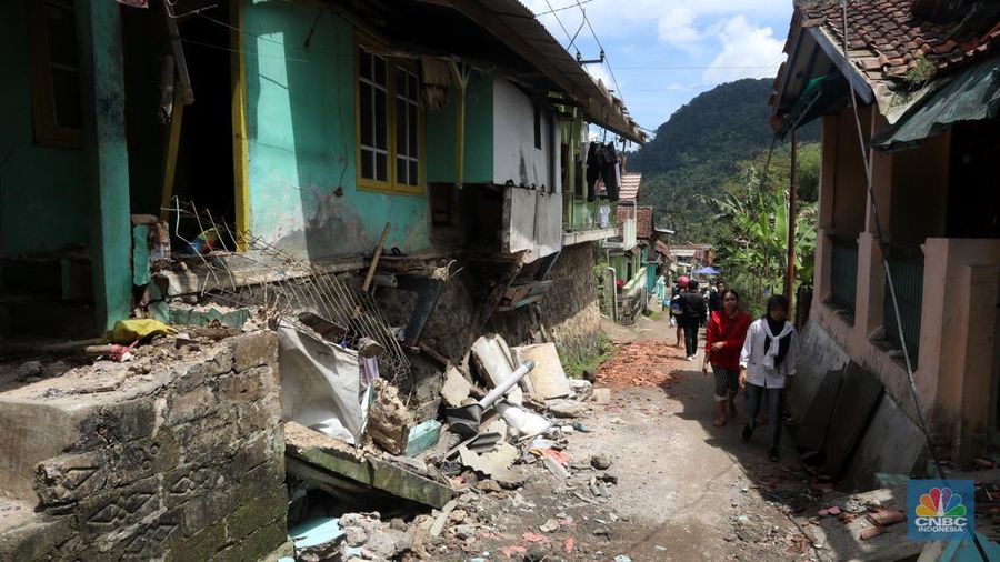 Warga tidur di rumah yang rusak akibat guncangan gempa berkekuatan 5,6 magnitudo (M) di Kampung Cijedil, desa Cijedil, Kecamatan Cugenang, Cianjur, Selasa (22/11/2022). (CNBC Indonesia/Andrean Kristianto)