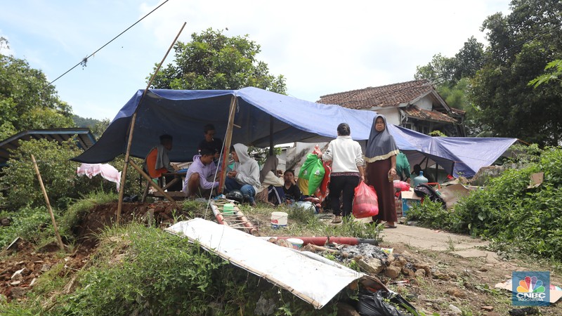 Warga tidur di rumah yang rusak akibat guncangan gempa berkekuatan 5,6 magnitudo (M) di Kampung Cijedil, desa Cijedil, Kecamatan Cugenang, Cianjur, Selasa (22/11/2022). Warga tidur di rumah yang rusak akibat guncangan gempa berkekuatan 5,6 magnitudo (M) di Kampung Cijedil, desa Cijedil, Kecamatan Cugenang, Cianjur, Selasa (22/11/2022). (CNBC Indonesia/Andrean Kristianto)