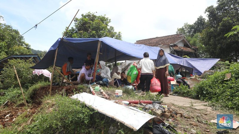 Warga tidur di rumah yang rusak akibat guncangan gempa berkekuatan 5,6 magnitudo (M) di Kampung Cijedil, desa Cijedil, Kecamatan Cugenang, Cianjur, Selasa (22/11/2022). (CNBC Indonesia/Andrean Kristianto)