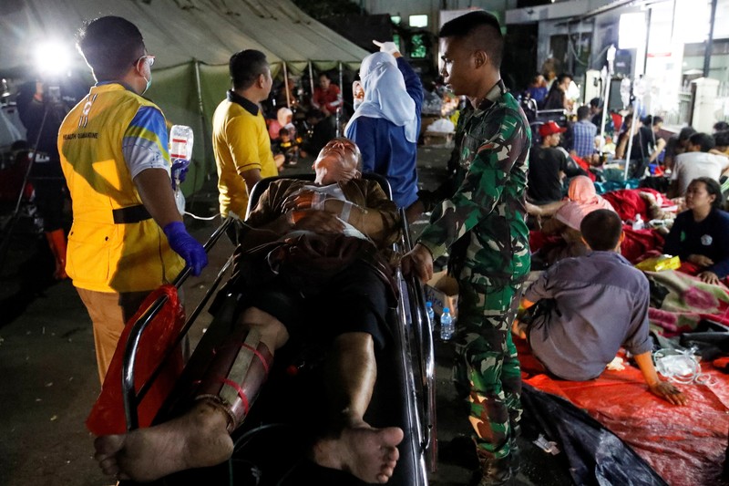 Korban selamat dirawat di luar rumah sakit kabupaten setelah gempa bumi melanda Cianjur, Provinsi Jawa Barat, Indonesia, 21 November 2022. (Anadolu Agency via Getty Images) Korban selamat dirawat di luar rumah sakit kabupaten setelah gempa bumi melanda Cianjur, Provinsi Jawa Barat, Indonesia, 21 November 2022. (Anadolu Agency via Getty Images)