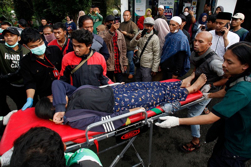 Korban selamat dirawat di luar rumah sakit kabupaten setelah gempa bumi melanda Cianjur, Provinsi Jawa Barat, Indonesia, 21 November 2022. (Anadolu Agency via Getty Images) Korban selamat dirawat di luar rumah sakit kabupaten setelah gempa bumi melanda Cianjur, Provinsi Jawa Barat, Indonesia, 21 November 2022. (Anadolu Agency via Getty Images)