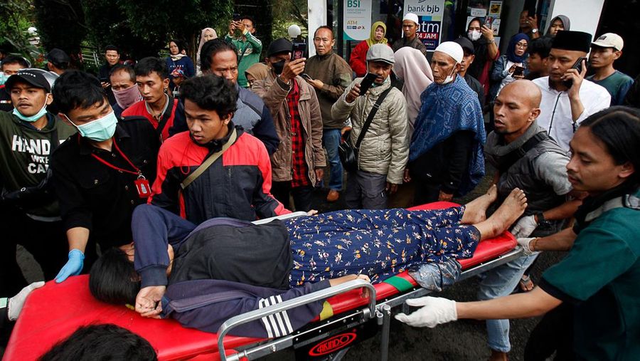 Korban selamat dirawat di luar rumah sakit kabupaten setelah gempa bumi melanda Cianjur, Provinsi Jawa Barat, Indonesia, 21 November 2022. (Anadolu Agency via Getty Images)
