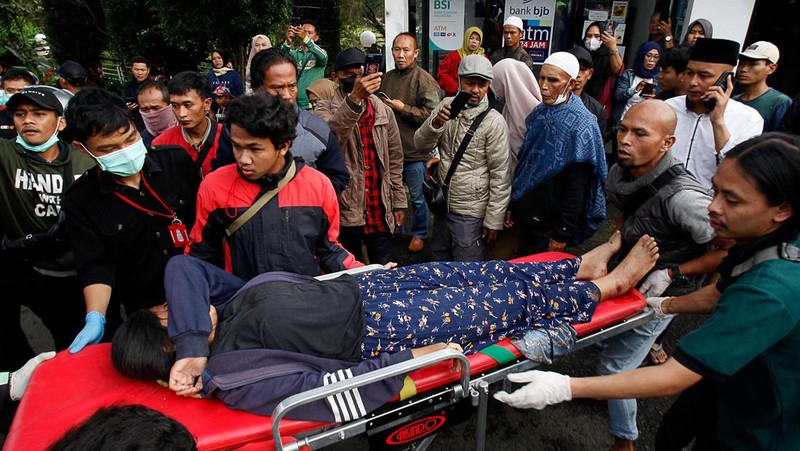 Korban selamat dirawat di luar rumah sakit kabupaten setelah gempa bumi melanda Cianjur, Provinsi Jawa Barat, Indonesia, 21 November 2022. (Anadolu Agency via Getty Images)