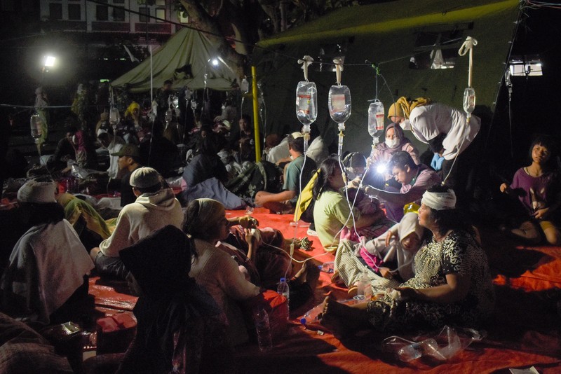Korban selamat dirawat di luar rumah sakit kabupaten setelah gempa bumi melanda Cianjur, Provinsi Jawa Barat, Indonesia, 21 November 2022. (Anadolu Agency via Getty Images) Korban selamat dirawat di luar rumah sakit kabupaten setelah gempa bumi melanda Cianjur, Provinsi Jawa Barat, Indonesia, 21 November 2022. (Anadolu Agency via Getty Images)