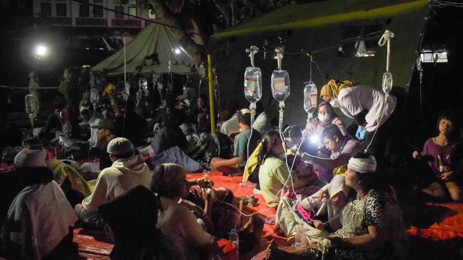 Korban selamat dirawat di luar rumah sakit kabupaten setelah gempa bumi melanda Cianjur, Provinsi Jawa Barat, Indonesia, 21 November 2022. (Anadolu Agency via Getty Images)