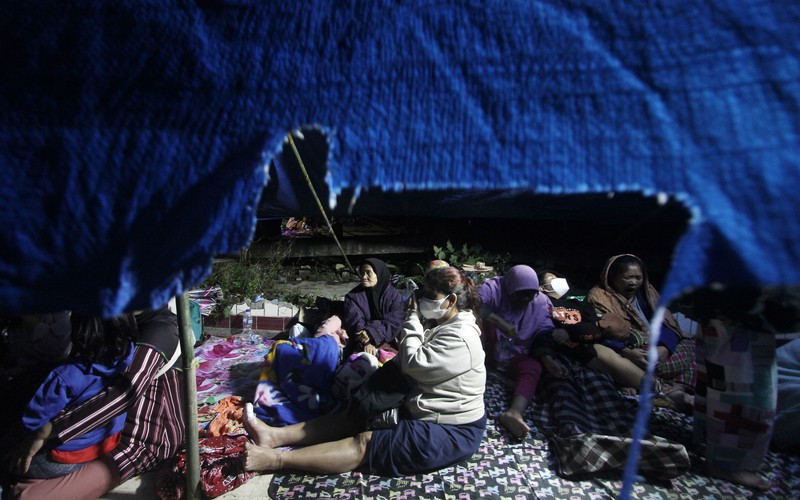 Korban selamat dirawat di luar rumah sakit kabupaten setelah gempa bumi melanda Cianjur, Provinsi Jawa Barat, Indonesia, 21 November 2022. (Anadolu Agency via Getty Images) Korban selamat dirawat di luar rumah sakit kabupaten setelah gempa bumi melanda Cianjur, Provinsi Jawa Barat, Indonesia, 21 November 2022. (Anadolu Agency via Getty Images)