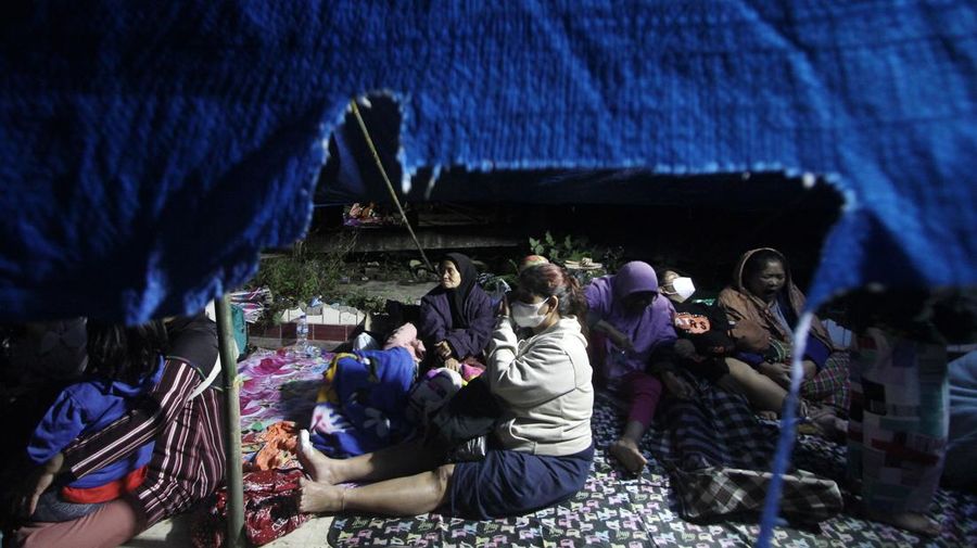 Korban selamat dirawat di luar rumah sakit kabupaten setelah gempa bumi melanda Cianjur, Provinsi Jawa Barat, Indonesia, 21 November 2022. (Anadolu Agency via Getty Images)
