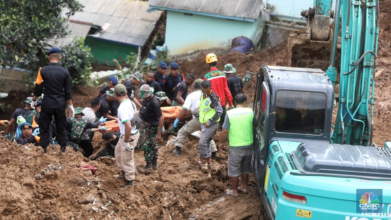 Petugas gabungan mengangkat jenazah korban tertimbun longsor akibat guncangan gempa berkekuatan 5,6 magnitudo (M) yang terjadi kemarin di desa Cijedil, Kampung Cugenang, Kecamatan Cugenang, Cianjur, Jawa Barat, Selasa (22/11/2022). Sebanyak dua jenazah diangkat dari timbunan longsor sekirar pukul 13.10 wib. Petugas gabungan mengangkat jenazah korban tertimbun longsor akibat guncangan gempa berkekuatan 5,6 magnitudo (M) yang terjadi kemarin di desa Cijedil, Kampung Cugenang, Kecamatan Cugenang, Cianjur, Jawa Barat, Selasa (22/11/2022). Sebanyak dua jenazah diangkat dari timbunan longsor sekirar pukul 13.10 wib. (CNBC Indonesia/Andrean Kristianto)