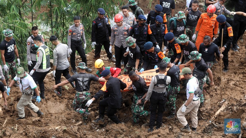 Petugas gabungan mengangkat jenazah korban tertimbun longsor akibat guncangan gempa berkekuatan 5,6 magnitudo (M) yang terjadi kemarin di desa Cijedil, Kampung Cugenang, Kecamatan Cugenang, Cianjur, Jawa Barat, Selasa (22/11/2022). Sebanyak dua jenazah diangkat dari timbunan longsor sekirar pukul 13.10 wib. Petugas gabungan mengangkat jenazah korban tertimbun longsor akibat guncangan gempa berkekuatan 5,6 magnitudo (M) yang terjadi kemarin di desa Cijedil, Kampung Cugenang, Kecamatan Cugenang, Cianjur, Jawa Barat, Selasa (22/11/2022). Sebanyak dua jenazah diangkat dari timbunan longsor sekirar pukul 13.10 wib. (CNBC Indonesia/Andrean Kristianto)