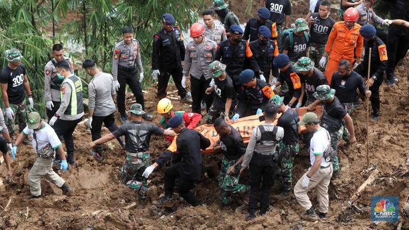 Petugas gabungan mengangkat jenazah korban tertimbun longsor akibat guncangan gempa berkekuatan 5,6 magnitudo (M) yang terjadi kemarin di desa Cijedil, Kampung Cugenang, Kecamatan Cugenang, Cianjur, Jawa Barat, Selasa (22/11/2022). Sebanyak dua jenazah diangkat dari timbunan longsor sekirar pukul 13.10 wib. (CNBC Indonesia/Andrean Kristianto)