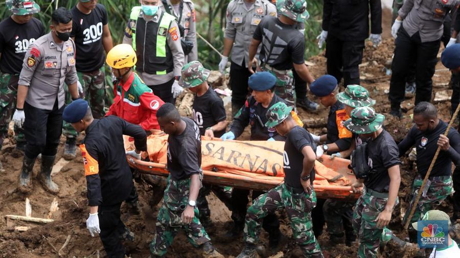 Petugas gabungan mengangkat jenazah korban tertimbun longsor akibat guncangan gempa berkekuatan 5,6 magnitudo (M) yang terjadi kemarin di desa Cijedil, Kampung Cugenang, Kecamatan Cugenang, Cianjur, Jawa Barat, Selasa (22/11/2022). Sebanyak dua jenazah diangkat dari timbunan longsor sekirar pukul 13.10 wib. (CNBC Indonesia/Andrean Kristianto)
