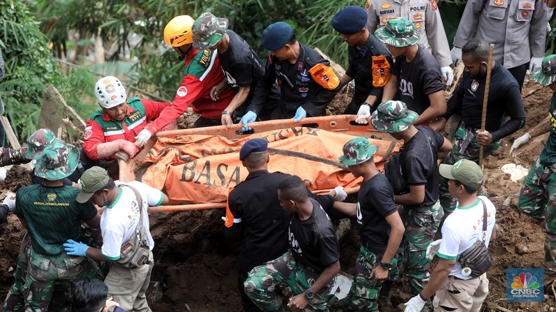 Petugas gabungan mengangkat jenazah korban tertimbun longsor akibat guncangan gempa berkekuatan 5,6 magnitudo (M) yang terjadi kemarin di desa Cijedil, Kampung Cugenang, Kecamatan Cugenang, Cianjur, Jawa Barat, Selasa (22/11/2022). Sebanyak dua jenazah diangkat dari timbunan longsor sekirar pukul 13.10 wib. Petugas gabungan mengangkat jenazah korban tertimbun longsor akibat guncangan gempa berkekuatan 5,6 magnitudo (M) yang terjadi kemarin di desa Cijedil, Kampung Cugenang, Kecamatan Cugenang, Cianjur, Jawa Barat, Selasa (22/11/2022). Sebanyak dua jenazah diangkat dari timbunan longsor sekirar pukul 13.10 wib. (CNBC Indonesia/Andrean Kristianto)